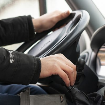 Bezpieczeństwo drogowe a badania: co każdy kierowca wiedzieć powinien?