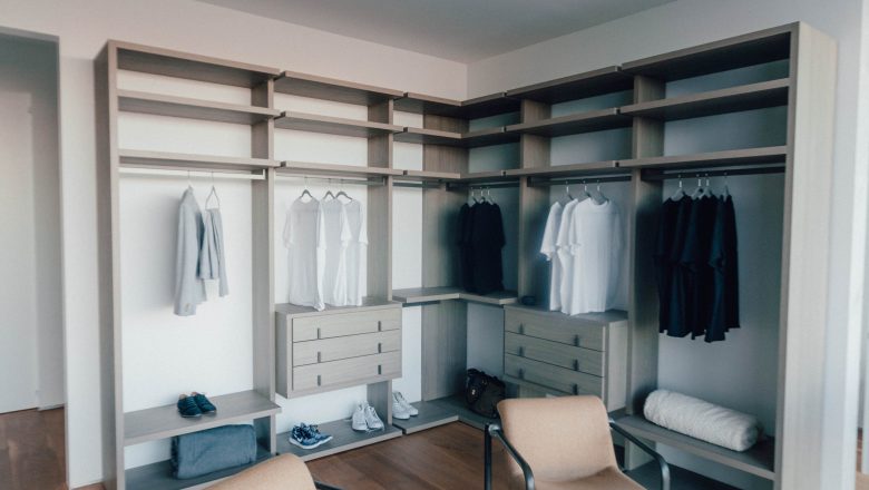 Dwudrzwiowe szafy – idealne rozwiązanie dla Twojej sypialni